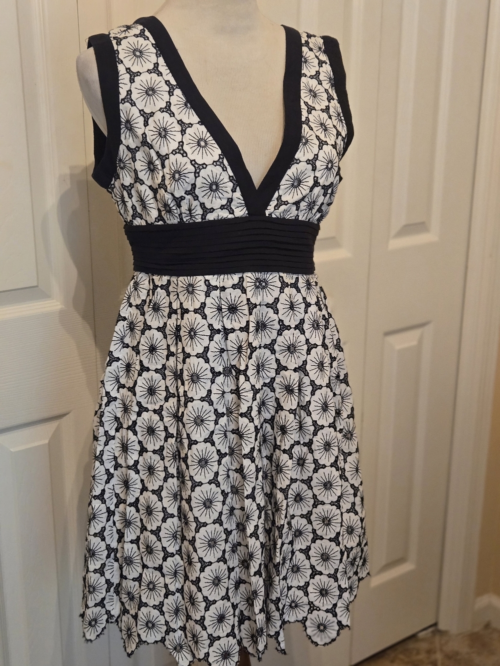 Nwt Minuet Sleeveless Black & White Floral V-Neck Eyelet  Dress Sz S/M